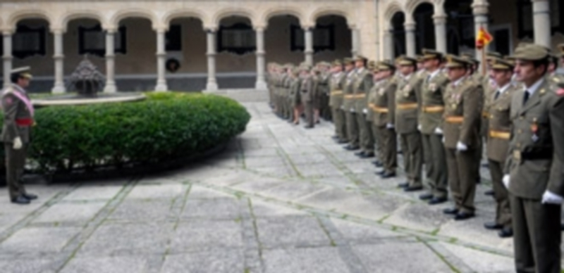 El general Sanz y Calabria saluda a los oficiales y suboficiales del cuerpo al inicio del acto militar. / kamarero