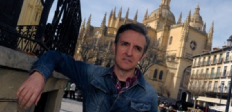 Ramoncín posó ayer en la Plaza Mayor antes de su comparecencia. / Kamarero