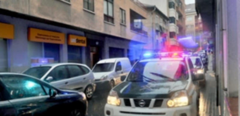 El dispositivo de la Guardia Civil el día del registro de la vivienda de la calle Velázquez causó mucha expectación. / Kamarero