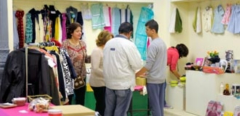 El rastrillo de la Asociación de Mujeres de Santo Tomás permanecerá abierto hoy y mañana. / Kamarero