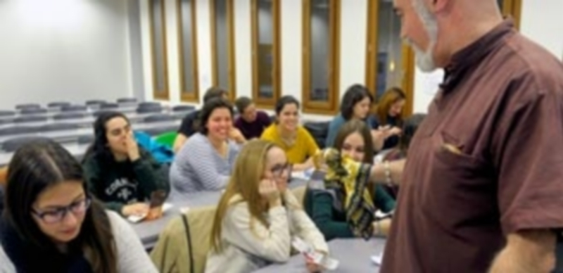 Javier Lamas muestra uno de los sencillos títeres que creó ayer en su charla en el campus de la Uva. / Kamarero