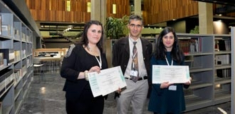 Las premiadas con el presidente de la asociación organizadora./ Kamarero