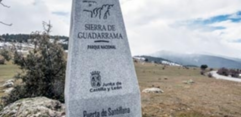 Una de las señales en piedra instalada en la Puerta de Santillana
