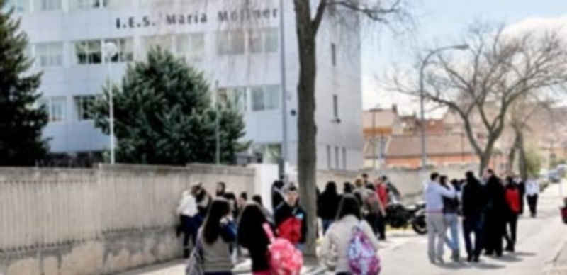 Un grupo de estudiantes entrando al instituto María Moliner. / Kamarero