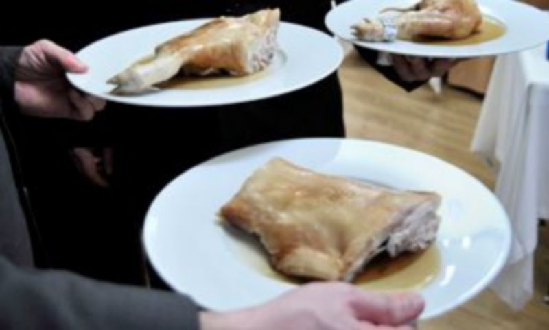 Procose se hace cargo de la mitad del coste de las raciones./ Kamarero