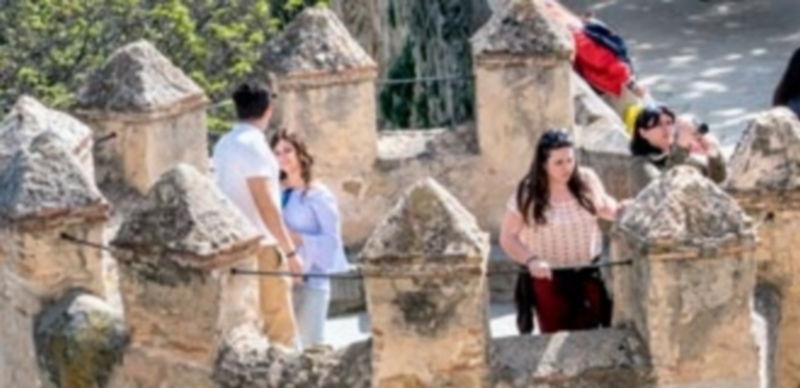 Una pareja se hace un ‘selfie’ o autorretrato con vistas a la Veracruz y al convento de los Carmelitas. / KAMARERO