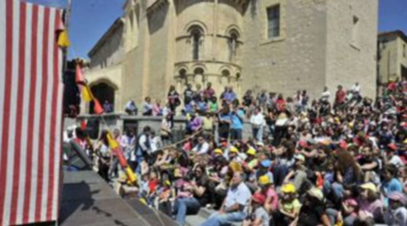 La plaza de San Martín volverá a ser escenario un año más de las actuaciones de los títeres. / Kamarero.