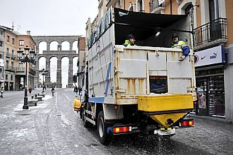 Imagen de archivo de un camión echando sal en la capital. / Kamarero