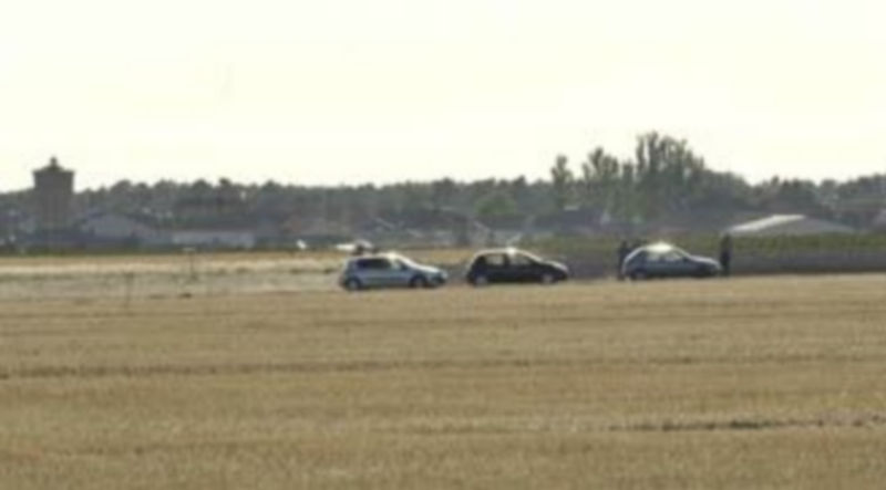 Imagen de efectivos de la Guardia Civil inspeccionando la zona donde al parecer ocurrió la agresión. / Kamarero