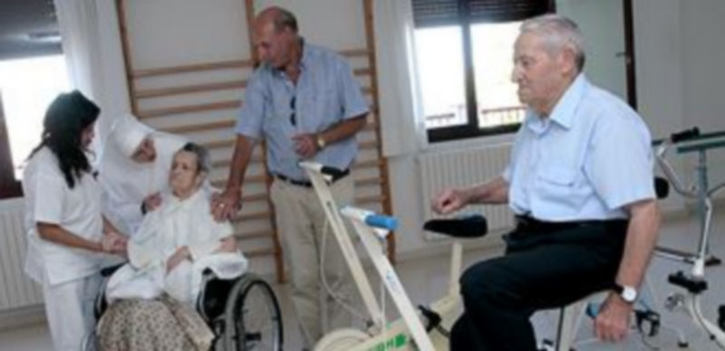 Los internos se mantienen activos haciendo ejercicios de mantenimiento en el gimnasio. / Lara Mazagatos