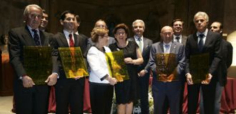 Foto de familia de los galardonados con las autoridades segovianas e integrantes del patronato de la Fundación Dionisio Duque. / Lara Mazagatos