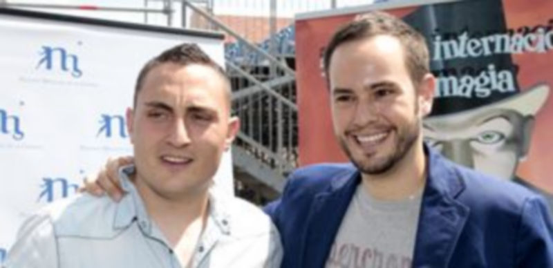 Los magos Héctor Sansegundo (drch.) y Jorge Blass (izqu.) en un momento de la presentación del festival. / Lara Mazagatos.