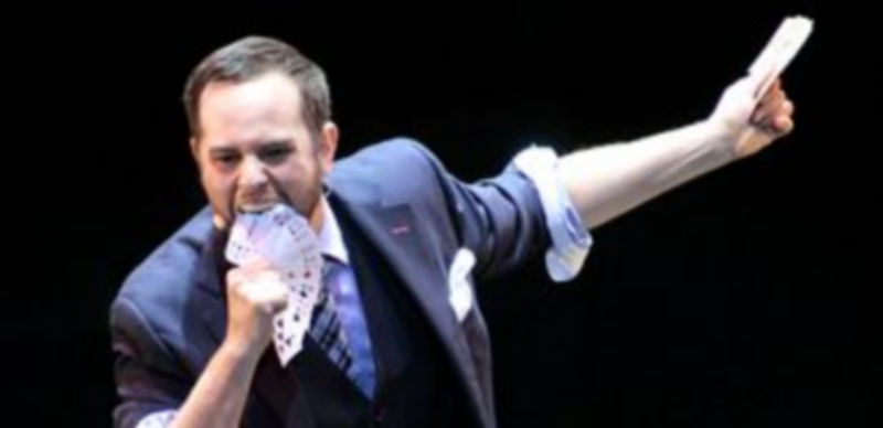 Jorge Blass durante la actuación del pasado viernes en el patio de la Real Fábrica de Cristales. / Lara Mazagatos