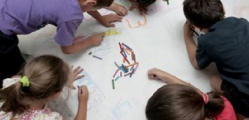 Los niños se divierten en uno de los talleres que realizan en los campamentos urbanos del club Eresma. / Lara Mazagatos