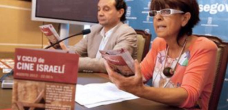 De Santos muestra el folleto informativo del ciclo junto al alcalde durante la presentación. / Lara Mazagatos