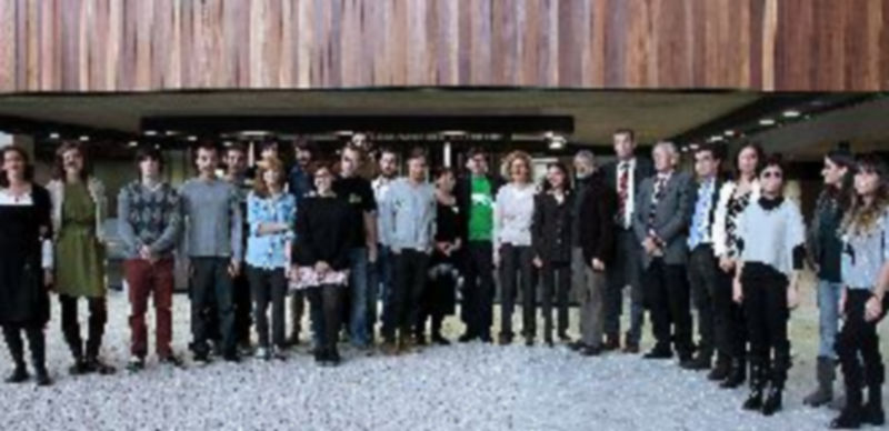 Todos los galardonados posaron con los representantes académicos y con las autoridades que asistieron. / María Benítez