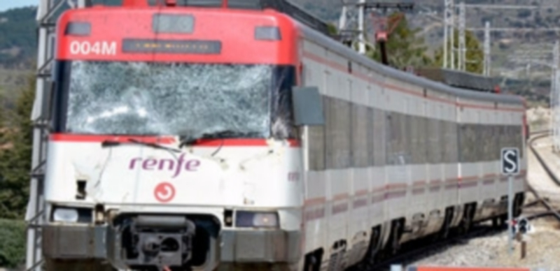 Un tren de media distancia colisiona contra el remolque de un tractor en El Espinar 1 La máquina siniestrada sufrió daños de consideración en la cabina de la locomotora. / P. Merino
