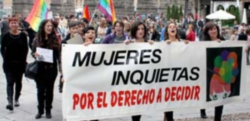 El colectivo Mujeres Inquietas pide en la calle la despenalización del aborto 1 La manifestación partió del Azoguejo y llegó a la Plaza Mayor donde se dio lectura a un manifiesto. / M. G.