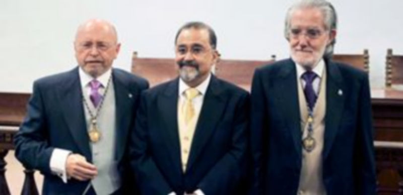 Los ginecólogos Juan Luis Lanchares y Luis Carlos Tejerizo acompañan a Ricardo Santamaría