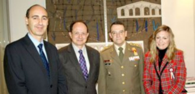 El general Sanz y Calabria junto al rector de IE University y parte de su equipo directivo. / El Adelantado.