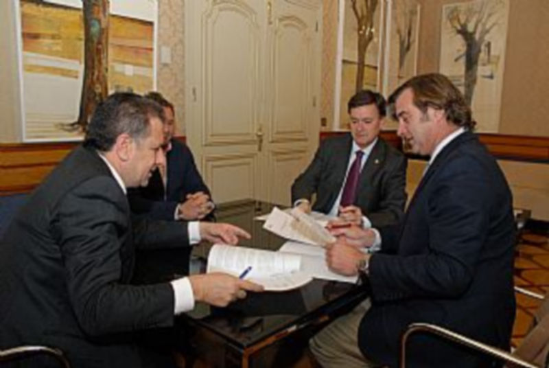 Imagen de los participantes en la firma del convencio. / El Adelantado