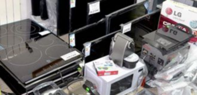 Electrodomésticos recuperados por la Guardia Civil en la A-1. / E. A.