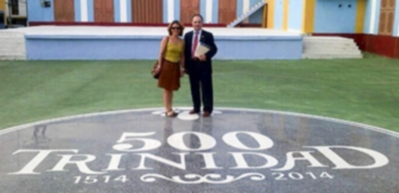 Hernanz junto al mosaico conmemorativo del V Centenario./ Gabriel Gómez