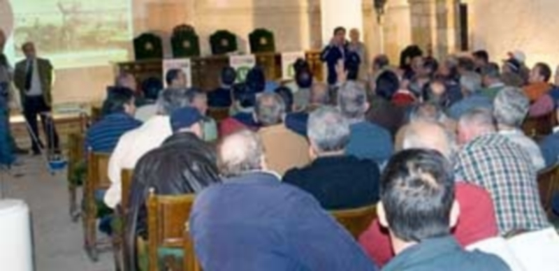 Un momento de la reunión celebrada ayer en Santa María de Nieva. / E. A.
