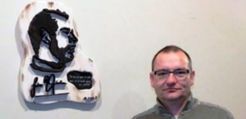 Alfredo Martín junto a su obra ‘Retazos de Jaime’. / El Adelantado