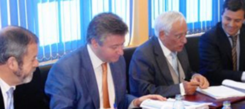 Un momento de la firma del acuerdo de la construcción de las viviendas. / E. A.