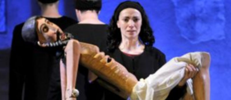 Imagen de la representación del “Misterio del Cristo de los Gascones” ayer en la iglesia de San Justo. / Alberto Benavente