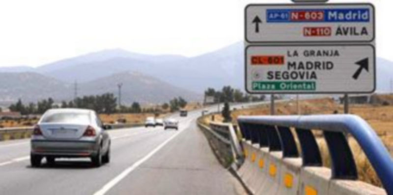 La circunvalación de Segovia soporta un intenso tráfico con un sólo carril en cada dirección. / Alberto Benavente