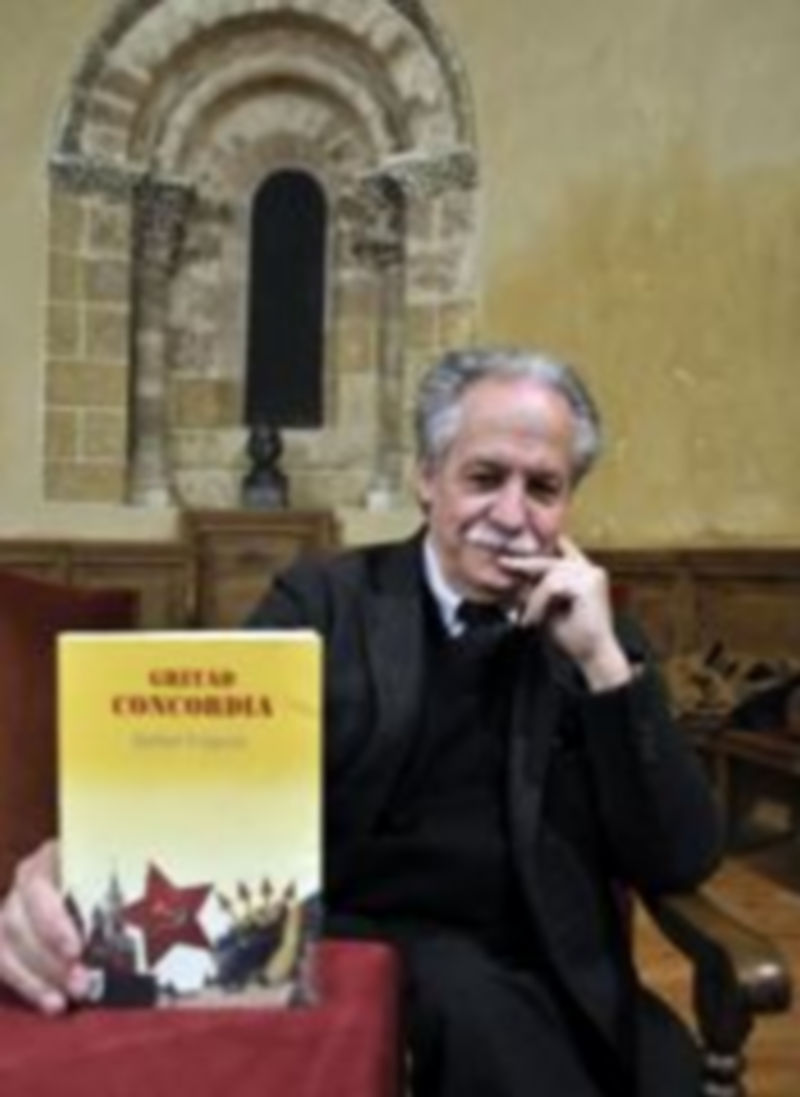 Rafael Fraguas muestra un ejemplar de su libro en la sede de San Quirce. / J.M.