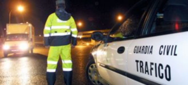 La DGT implantará el teléfono 011 para informar del estado del tráfico 1 Un agente de la Guardia Civil de Tráfico