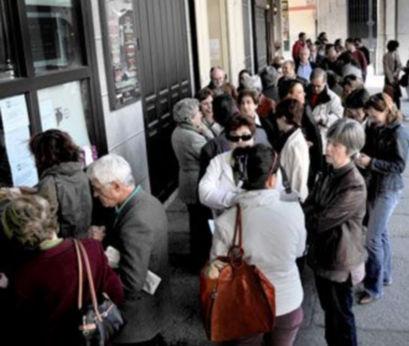 Ayer se formaron largas colas en el Teatro Juan Bravo. /Kamarero