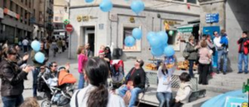 Una suelta de globos azules