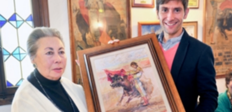 Alberto Lamelas muestra el óleo de Tablada junto a Rosa