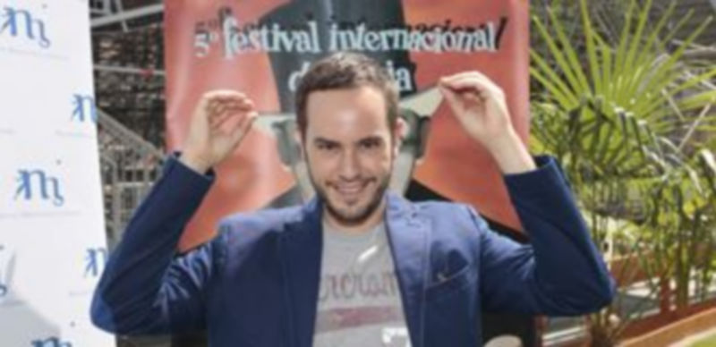 Jorge Blass presentando su gala. / Lara Mazagatos.