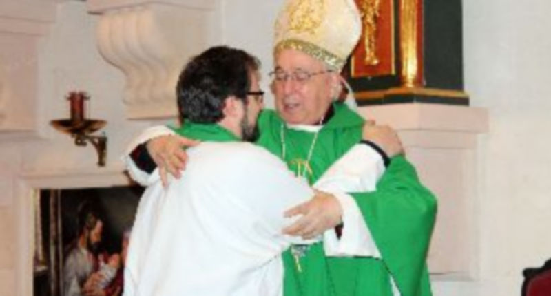El obispo felicitó al nuevo párroco tras concretarse su toma de posesión. / M.G.