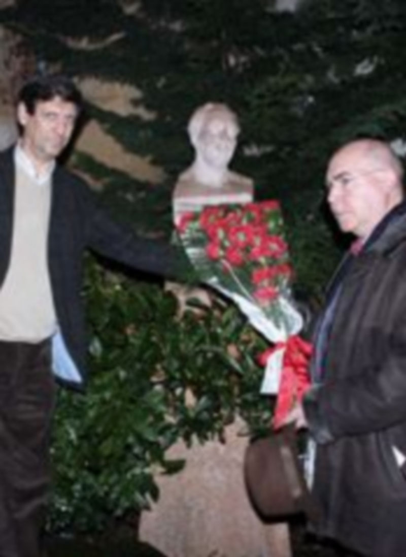 Rafael Cantalejo y Fernando Gomarín depositaron flores ante el busto del poeta. / M.B.