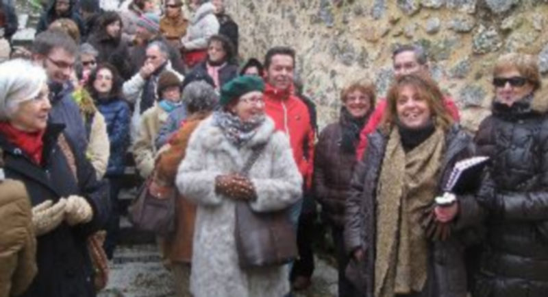 Los integantes del grupo de la visita posan junto a la arquitecta Teresa Martín a la entrada del edificio. / El Adelantado
