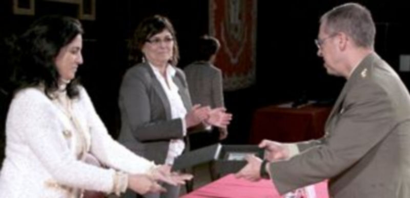 El coronel Roberto Milanés recogió el premio otorgado a la Subdelegación. / EA