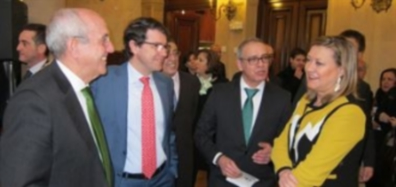 Pilar del Olmo junto a Fernández Mañueco en el Foro./ EUROPA PRESS