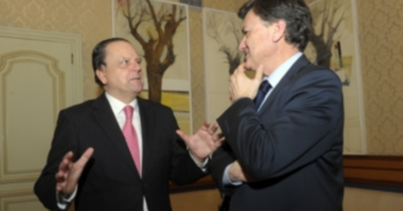 Mario Amilivia (i.) charla con Francisco Vázquez (d.) momentos antes de la reunión./ KAMARERO