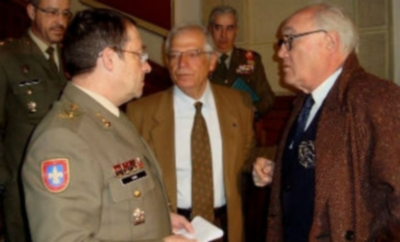 Borrel (c.) junto al general director de la Academia de Artilleraí