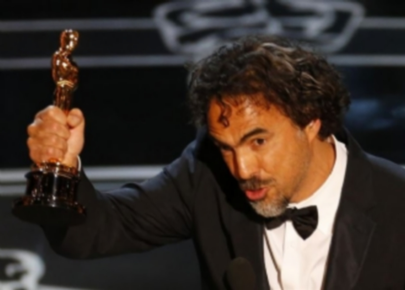 Alejandro González Iñárritu tras recoger uno de los Oscar./ EUROPA PRESS
