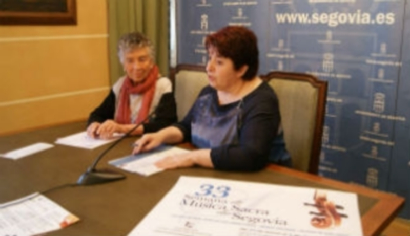 Clara Luquero (d.) y Teresa Tardío en la presentación del ciclo./ El Adelantado