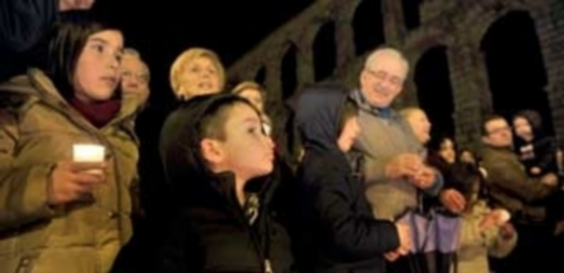 Participantes en la edición del año pasado con velas./ KAMARERO