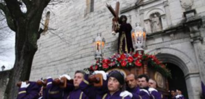 La Cofradía del Nazareno en su IV Centenario ha estrenado trono y lo han portadopor primera vez en andas. /Gabriel Gómez