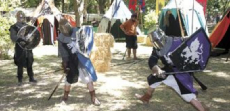 La muestra de armas medievales continuó con una exhibición de esgrima medieval. / Gabriel Gómez